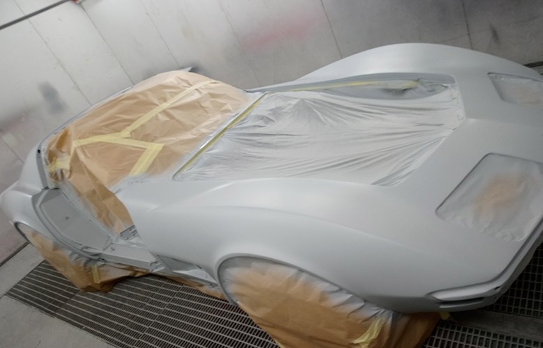 Corvette Stingray : peinture après restauration